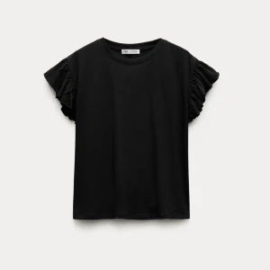 volang topp - Hör av er innan då jag säljer denna i en annan app oxå!   Säljer denna svarta t-shirt med lite volanger ifrån zara, en super söt topp som passar till de mesta. 🙌🏽💕