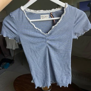 Randig topp👏 - Jättesöt blåvit randig topp med spetsdetaljer runt kragen