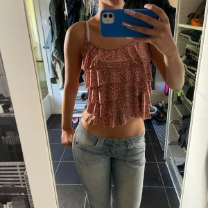Leopard topp - Säljer denna Såå fina rosa topp med leopard mönster🐆💕köpt secondhand och lappen är borta men skulle säga att den passar xs-m då den är väldigt stretchig! 😌