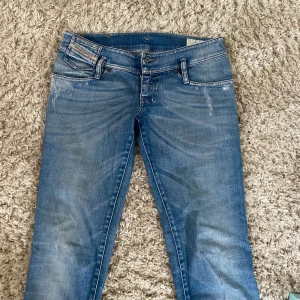 Disel jeans - Supersnygga lågmidjade disel jeans!! Säljer pågrund av att de tyvärr är för korta i benen. Men har använt ca två gånger. De har en liten slits i benet också längst ner för att vara lite mer ”utsvängda”. 💓💓