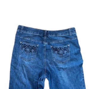Vintage Christopher & Banks Jeans - Vintage Bootcut Christopher &Banks Jeans! Dom är stretchiga och måtten är: Midja 43 cm, Längd 106 cm, Tveka inte att skriva vid ytterligare frågor!⭐️