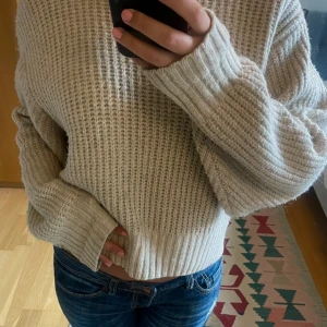 Stickad tröja  - Säljer denna så sköna stickade tröja som är så skön att ha på hösten!  Pris går att diskuteras! 