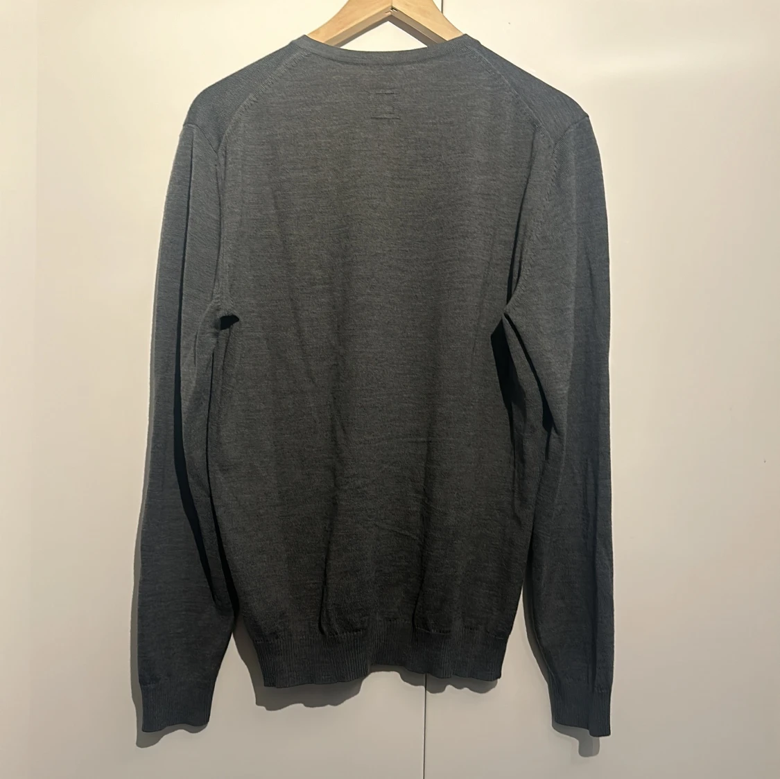 Grå tröja med v-ringning - 90