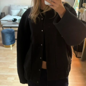 Jacka - Säljer denna mörkmörkgråa jacka från mango i strl XL. Knappt använd. Nypris 899kr😁😁❤️❤️✌🏻✌🏻