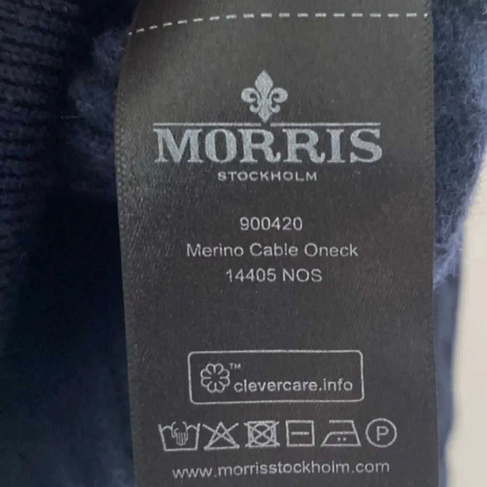 Säljer en stilren svart tröja från Morris i 100% merinoull. Den är supermjuk och perfekt för både höst och vinter. Tröjan har långa ärmar och en liten röd detalj på bröstet. Passar perfekt för en elegant och bekväm look! Nypris 1800| mitt pris 699. Tröjor & Koftor.