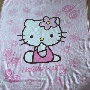 Reserverad!!  Säljer denna jätte söta och gosiga hello kitty filt då den aldrig kommer till användning längre. Måtten är 100cm x 140cm Tror den är köpt på amazon för 200kr men säljer för 75kr.  Kommer såklart tvätta innan jag skickar ut den