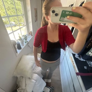 Röd bolero - Såå fin, säljs då den inte kommer till användning.