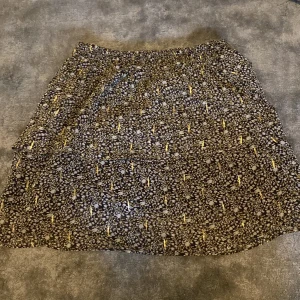 Kjol med mönster - Snygg stockholmstilskjol med blixtar på 