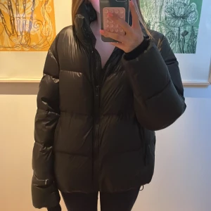 8848 Vinter jacka - Säljer min jätte fina 8848 jacka. Perfekt till vintern plus att det är en skidjacka! Det är en oversize fit vilket är så snyggt! Nypris 2000 kr. Super bra skick! Hör av dig om du vill ha fler bilder eller annan info! 