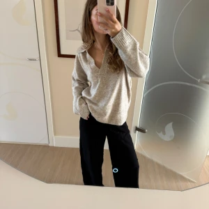 Finstickad tröja med krage från HM - Perfekt tröja till hösten! Superfin ljusbeigemelerad färg med lappar kvar i storlek XS (slutsåld i den storleken)!💕 Men beroende på hur man vill att den ska sitta kan den även passa S/M då den är oversized! Har inslag av alpacka som gör den såå skön❣️