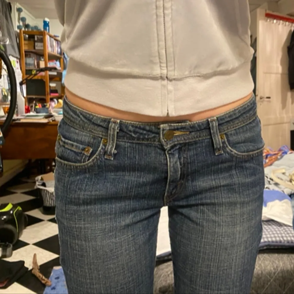 Supersnygga vintage lågmidjade bootcut Levis jeans! Säljer då de tyvärr är för korta för mig (jag är 172). Bra skick. Skriv för fler bilder. Midjemått: 80 cm Längd: 94 cm . Farkut & Housut.