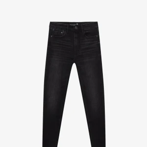  Svarta Skinny-jeans  - Super fina jeans, går att fixa super många outfits!