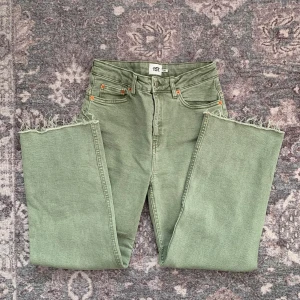 Gröna jeans  - Högmidjade gröna jeans från Lager 157. Bara använt fåtal gånger, jättefint skick. Storlek small 🌸pris kan diskuteras på alla inlägg! 