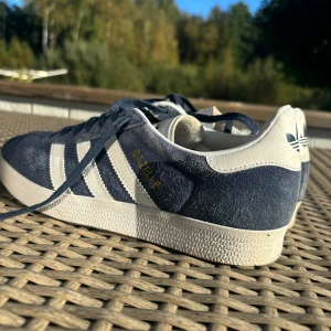 Gazelle skor blå - Storlek 38 2/3. Jättefina adidas gazelles som är lite använda. Säljer eftersom dem inte används. Super sköna! 