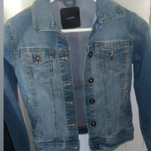 Jeansjacka  - Fin jeansjacka som knappt är använd, inga defekter