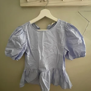 Topp/Blus från H&M!! - Ursäkta att den är skrynklig men det fixas vid eventuellt köp🙏 jättefin blus från hm, säljer pga för liten.