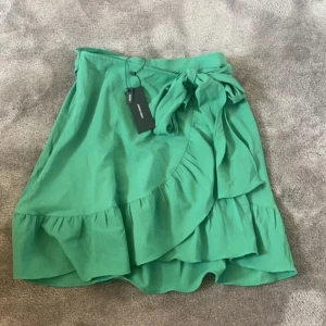 Volangkjol - HELT NY, OANVÄND VOLANGKJOL!!! Från vero Moda i storlek xs