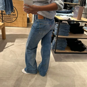 Levis Jeans - Modell: Vintage wide leg  Storlek: 28/34, passar mig som är 26 men lite stora!  Nypris: 1099kr, slutsålda överallt