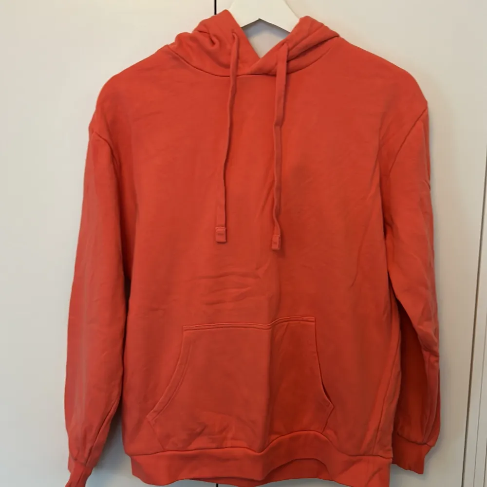 Söt hoodie i en fin korall färg, väldigt bra skick då den endast är använd 2-3 gånger⭐️. Hoodies.