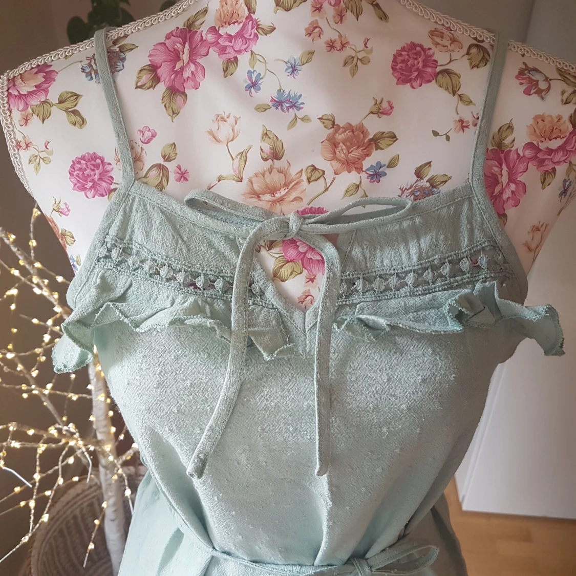 NY Bomullsklänning m volanger & knytband - 90