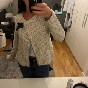 odd Molly kofta 💕 - Säljer denna odd Molly kofta. Nypris 1700 kr. 💕💕skriv för fler bilder 