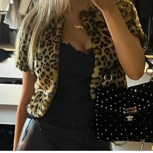 Leopard bolero  - Säljer pga att den ej kommer till användning längre. Bra skick💕(lånade bilder)