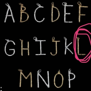 Maria Nilsdotter halsband  - Byter min Maria Nilsdotter halsband, bokstav L i silver mot en L fast i guld, jag kan lägga till pengar, min är 50 cm💞