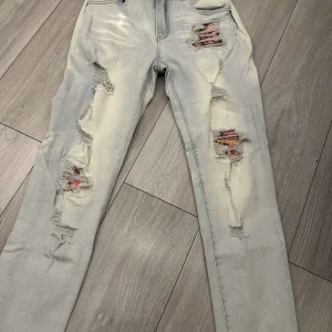 Amiri  jeans - Säljer ett par amiri jeans i storlek 32, jeansen har inget fel och är i bra skick säljer dem pågrund av att det är för små på min son