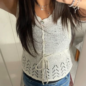 Stickad blus  - Stickad blus/topp med fina detaljer  Storlek (S / M)  (Stockholmstil)