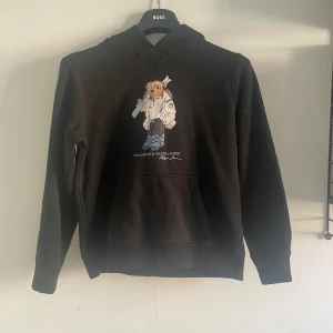 Polo bear hoodie - Säljer min riktigt snygga polo bear hoodie av ralph lauren. Riktigt nice nu till vintern! Skick 9/10 knappt använd.
