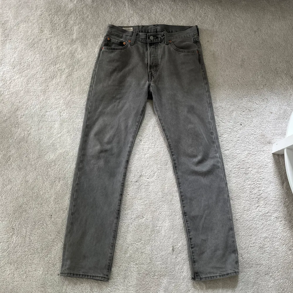 Sjukt snygga och trendiga levis 501 jeans i storlek 30/32  Helt nya med tags kvar. Nypris ca 1200kr men säljer nu för  endast 649kr. Hör gärna av dig vid frågor eller funderingar.. Jeans & Byxor.