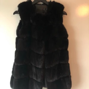Svart Pälsväst  - Svart pälsväst, ej äkta, använt fåtal gånger så är som i ny skick. Super skön och perfekt till hösten. Hör av er vid fler frågor🥰💕