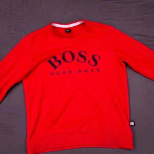 Hugo boss tröja - säljer denna fina hugo boss tröja som passar schysst me ett par svarta jeans köpt här på plick men säljer nu då jag tröttnat på dem storlek M men passar ochså Small fint