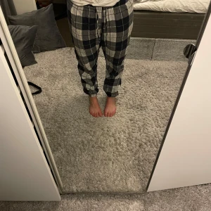 Pyjamasbyxor från Cubus  - Rutiga pyjamasbyxor från Cubus, sparsamt använda😊 Är i strl M men är lite små i storleken