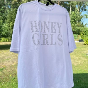 Oversized vit t-shirt - En väldigt oversized vit t-shirt med strass-detalj. Använd max 5 gånger då den var lite för oversized för min smak. Därav väljer jag nu att sälja den. Storleken på t-shirten är XS och jag själv bär S🤍  Längd: 72 cm Axel: 59 cm Byst: 122 cm