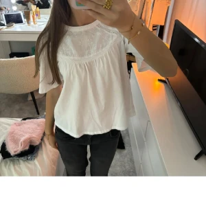 Söt topp - Säljer denna super söta toppen ifårn zara🥰barn men är största storleken så passar xs 
