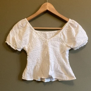 Vit topp från kappahl💘 - Nästan helt oanvänd jättefin vit topp från kappahl, i väldigt bra skick och finns inga tecken på att den är använd!💘💘 är i barnstorlek