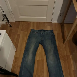 501 Levi’s  - Ett par nice byxor lite sönder