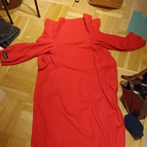 Filt med armar - Filt med armar i fleece material, använd mycket och täcken på att den har tvättats. 50 kr med frakt