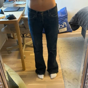 Levis jeans - Levis bootcut, low waist jeans! Väldigt fint skick nästa oanvända. Pris går att diskutera. Storlek 26x34. Jag är 163cm