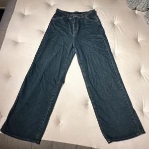 Jeans unisex - Storlek L men skulle säga att de mer är en S/M, vida i benen/straight leg. Mörkblå, fint skick. Skulle säga att de passar någon som är 165 lång! Köpare står för frakt!