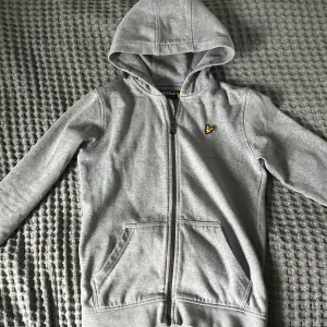 Säljer min Lyle scott zip hoodie för att den är för liten köpte den för 799kr på jeansbolaget priset kan ändras vid snabbt köp, köparen står för frakt