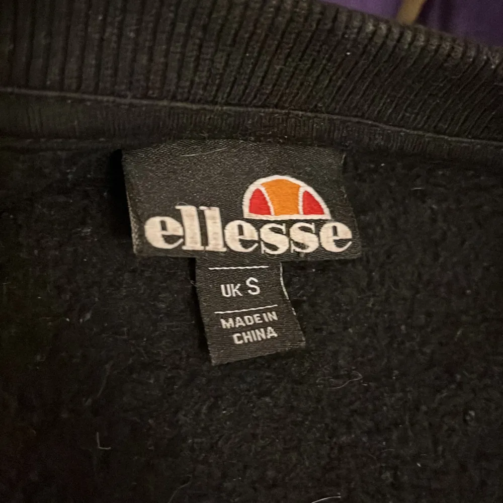 Sweatshirt från Ellesse i fint skick. Svart. Material 76 % bomull och 26 % polyester. Stl S men rätt stor. Modellen på bilden är cirka 193 cm. . Tröjor & Koftor.