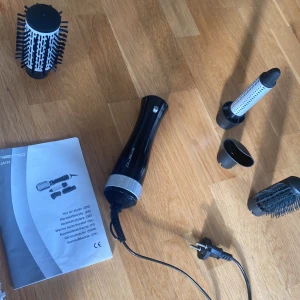 Säljer denna varm luft stylare. Lite blå färg på hår fönen men går säkert bort.   - Man får med instruktioner bra skick.   Lite blå färg på fönen som sagt men går säkert Bort Ordinarie pris:601 