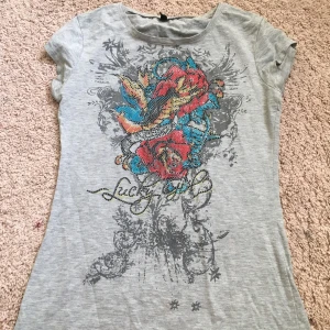 SKIT COOL T-SHIRT - jätte fin t-shirt med diamant tryck på! köpte den second hand av en tjej som sa att de var ed hardy men är inte 100%💎💖 Den är iallafall skit snygg och sitter jätte bra på😍 bra skick  köpt för 200💋 skriv för bilder på