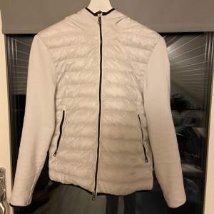 Vit snygg moncler cardigan, storlek S/M, nyskick, skriv för mer info! Självklart äkta