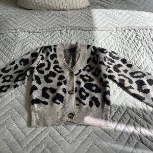 Leopard kofta  - Leopardmönstrad kofta i strl xs. Nytt skick. 