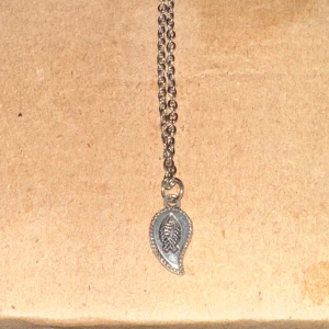 Halsband  - Hej, säljer hemmagjorda smycken i mycket bra skick.