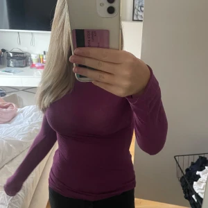 Lila intimissimi tröja - Lila intimissimi tröja, använd ca 5 ggr.  Köparen står för frakten.  Pris kan diskuteras💗