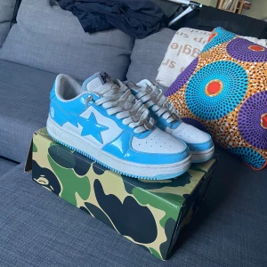 Bapesta ljusblåa - Tjena allihopa! Säljer dessa stilrena bapestas för att de inte passar min stil längre🔥🔥 Boxen är lite trasig som ni ser på sista bilden Har använt dom ett flertal gånger men tagit väl hand om dem Kan också byta mot andra feta skor eller klädesplagg